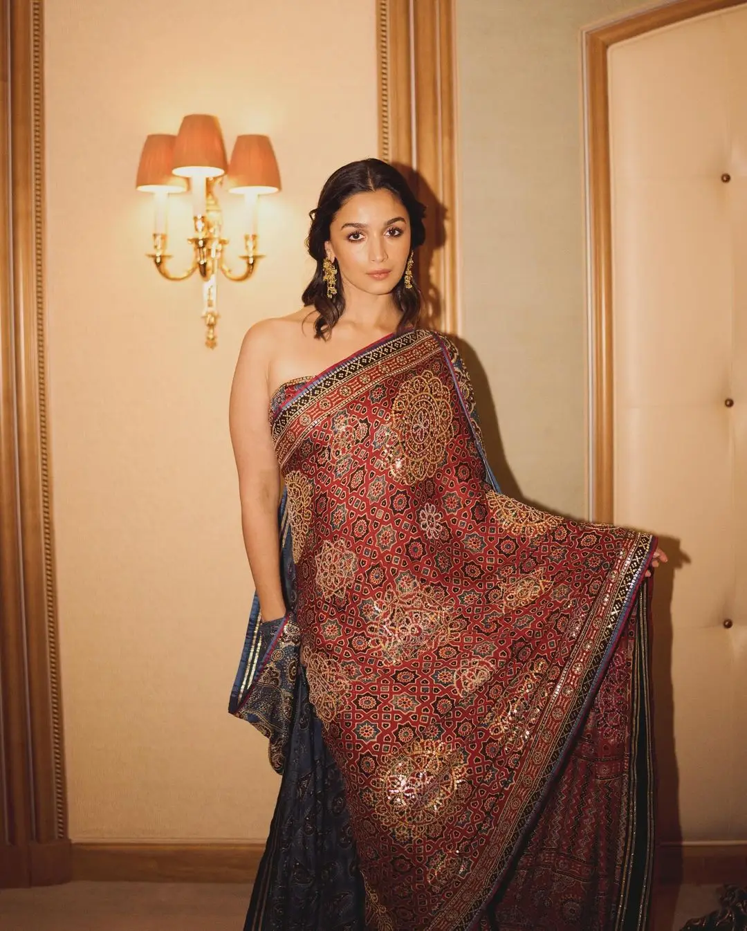 BOLLYWOOD ACTRESS ALIA BHATT PHOTOSHOOT IN MAROON COLOR SAREE 16